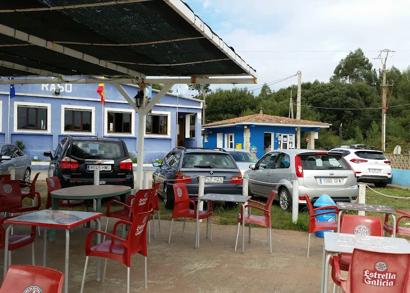 Familias disfrutando del camping