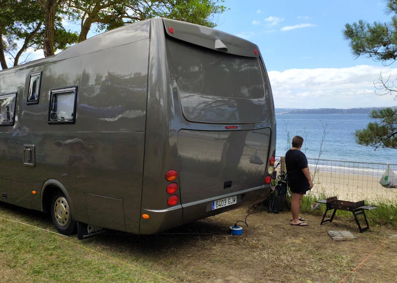 Familias disfrutando del camping