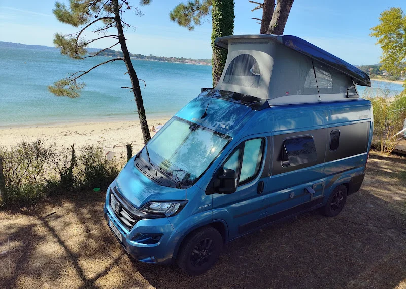 Familias disfrutando del camping